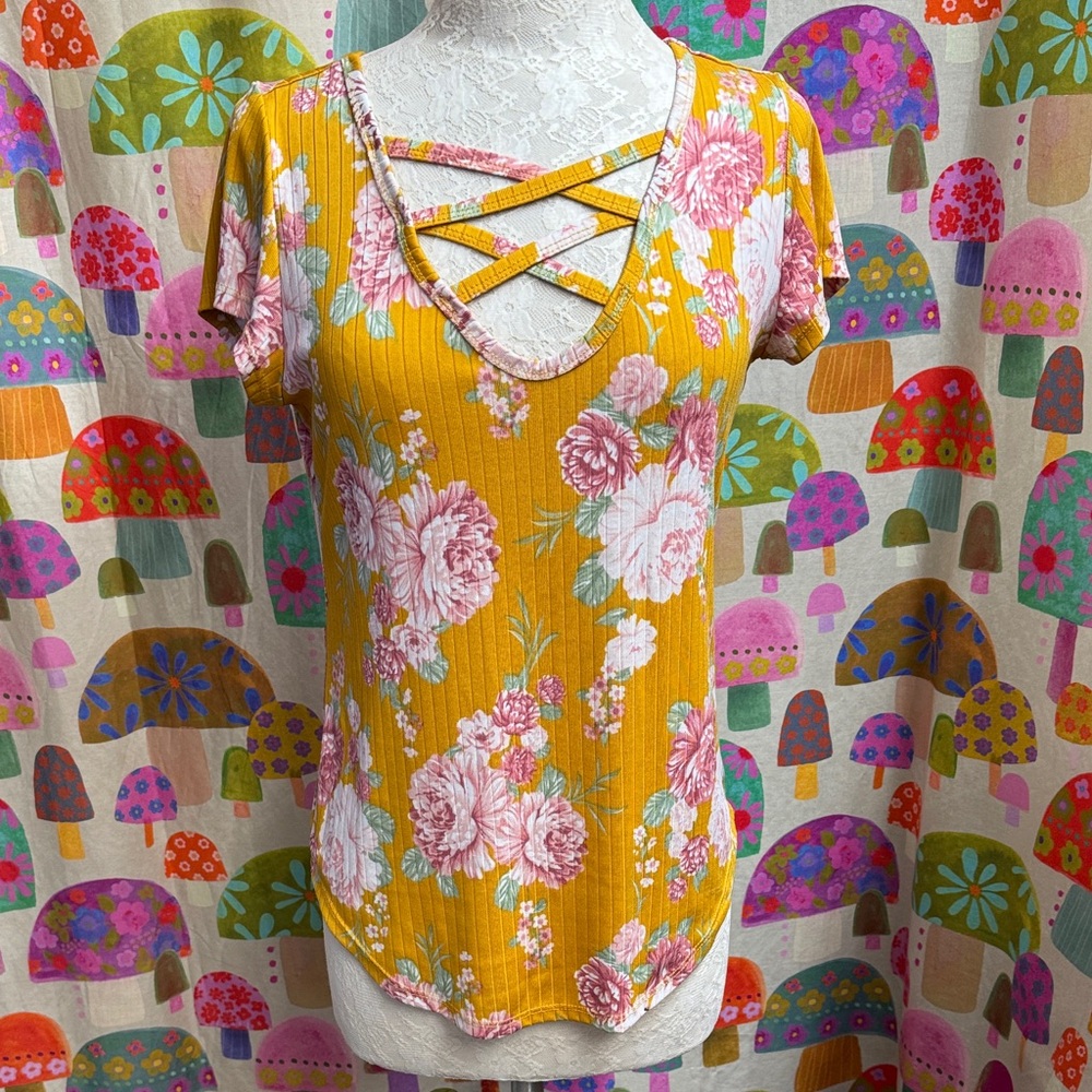 Full Circle Trends Floral Cap Sleeve Blouse. Large